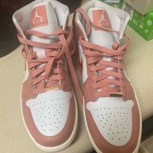 Size 10 women/8 men Nike dunks